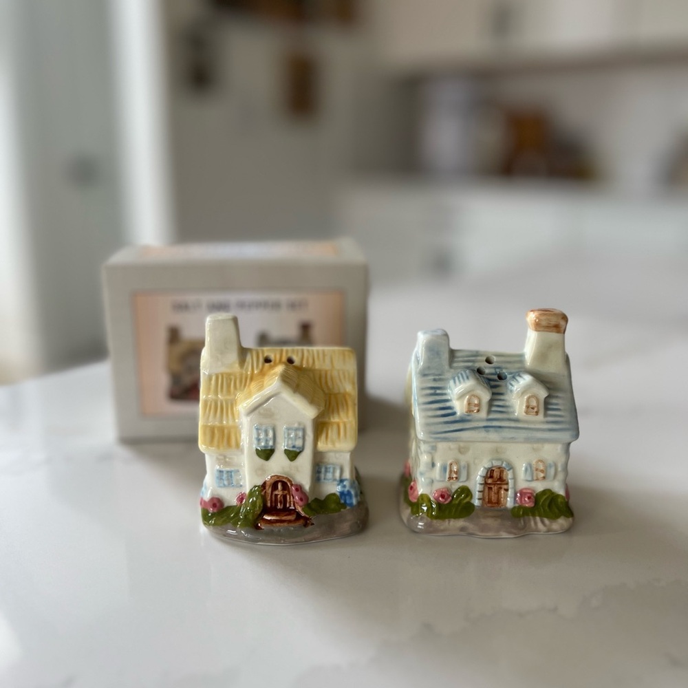 Cracker Barrel Cottage Salt & Pepper Set NIB - Picture 3 of 6